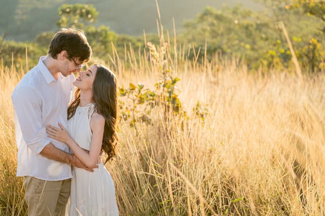 Anna Luiza e Vitor juntos ao pôr do sol no campo